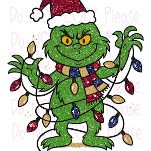 Può includere: Un personaggio dei cartoni animati verde glitterato, con un cappello da Babbo Natale rosso e una sciarpa con accenti dorati, blu e rossi. Il personaggio è avvolto in una serie di luci natalizie con lampadine rosse, dorate e blu, su sfondo bianco.