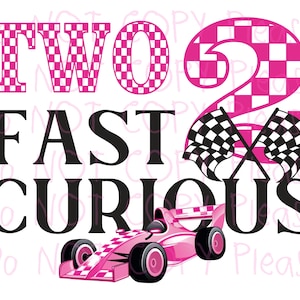 Peut inclure: Graphique rose et noir avec les mots "TWO FAST CURIOUS" et une voiture de course rose. Le chiffre "2" et les lettres "TWO" sont à carreaux. Deux drapeaux à damiers sont croisés dans l'image.