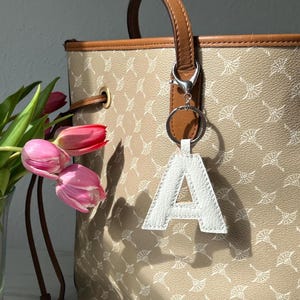 Llavero de cuero personalizado con inicial – Dije de bolso con monograma hecho a mano – Regalo para mujeres con bolsos