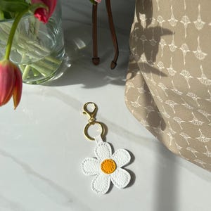 Llavero de margarita - Dije de bolso de cuero con margaritas - Dije floral - Regalo para el Día de la Madre, cumpleaños, dama de honor, jardinero