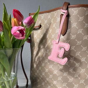 Taschenanhänger aus Leder - Geschenk für Sie - Handgenähter Taschenanhänger aus Leder - Benutzerdefiniertes Monogramm-Handtaschenaccessoire - Geschenk für Sie