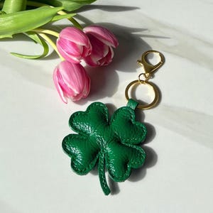 Chaveiro com pingente de bolsa de couro da sorte Clover, pingente de bolsa do Dia de São Patrício – Presente de trevo de 4 folhas para mulheres