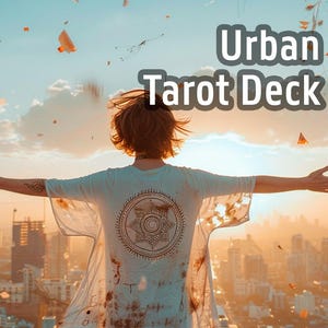 Può includere: Viene presentato un "Urban Tarot Deck", un set di carte dei tarocchi. Ogni carta raffigura persone in ambienti urbani, con colori vivaci e composizioni artistiche. Il titolo del mazzo è ben visibile in alto.