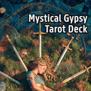 Puede incluir: Baraja de tarot Mystical Gypsy. Una mujer con un vestido azul yace rodeada de espadas y vegetación. La baraja presenta ilustraciones detalladas de cartas del tarot, incluyendo El Loco, El Mago y La Suma Sacerdotisa.