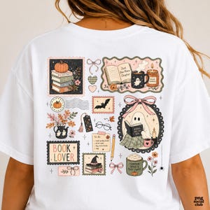 K&ouml;nnte beinhalten: Ein wei&szlig;es T-Shirt mit einem Grafikdruck auf der R&uuml;ckseite, der verschiedene herbstliche und buchbezogene Illustrationen zeigt, darunter einen B&uuml;cherstapel mit K&uuml;rbis, ein lesendes Gespenst, Kaffeetassen, einen Hexenhut, eine Fledermaus und "BOOK LOVER".