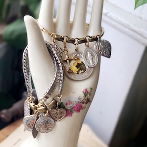 Correa de reloj vintage reutilizada - Pulsera ensamblada con elementos religiosos vintage, San Cristóbal, San Antonio, banda elástica extensible