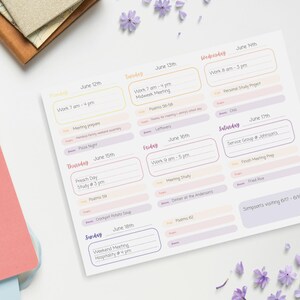 Può includere: Un'agenda settimanale con caselle dai colori pastello per ogni giorno della settimana. L'agenda include date, orari e note per varie attività. Lo sfondo include un taccuino, una penna e fiori viola sparsi.