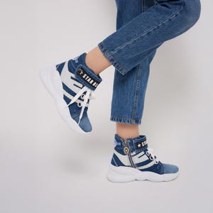 Handgemaakte spijkerlaarzen voor dames, gemaakt van gerecyclede jeans en bieden duurzame mode met een unieke en stijlvolle vintage look