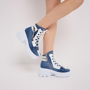 Distressed denim boots voor dames - handgemaakt schoeisel in blauwe jeansstijl, uniek statement en schoenen voor dagelijks gebruik