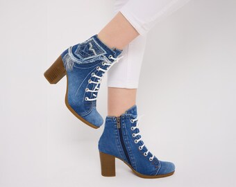 Handgefertigte Denim Ankle Boots: Strass-Detail, Schnürferse
