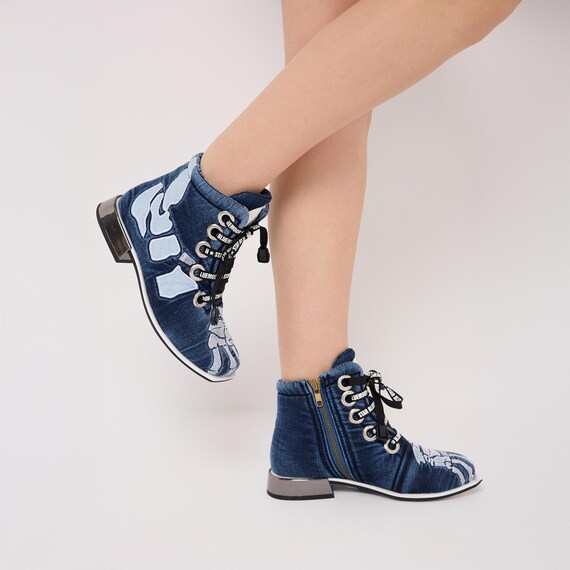 Stivali in denim fatti a mano in stile boho-chic: jeans riciclati