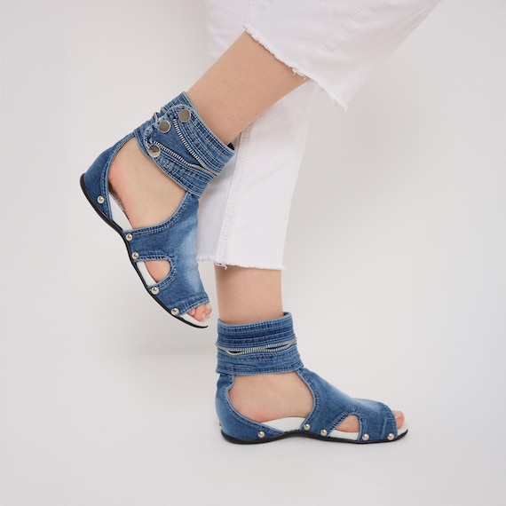 Sandalias de mezclilla hechas a mano con jeans reciclados para
