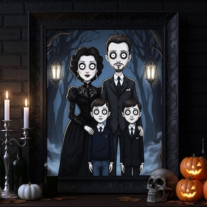 Puede incluir: Un retrato enmarcado de una familia con piel pálida y ropa oscura, que recuerda a la Familia Addams. La obra presenta un marco negro, un fondo de bosque oscuro y dos faroles ornamentados. Calabazas, velas y una calavera en primer plano.
