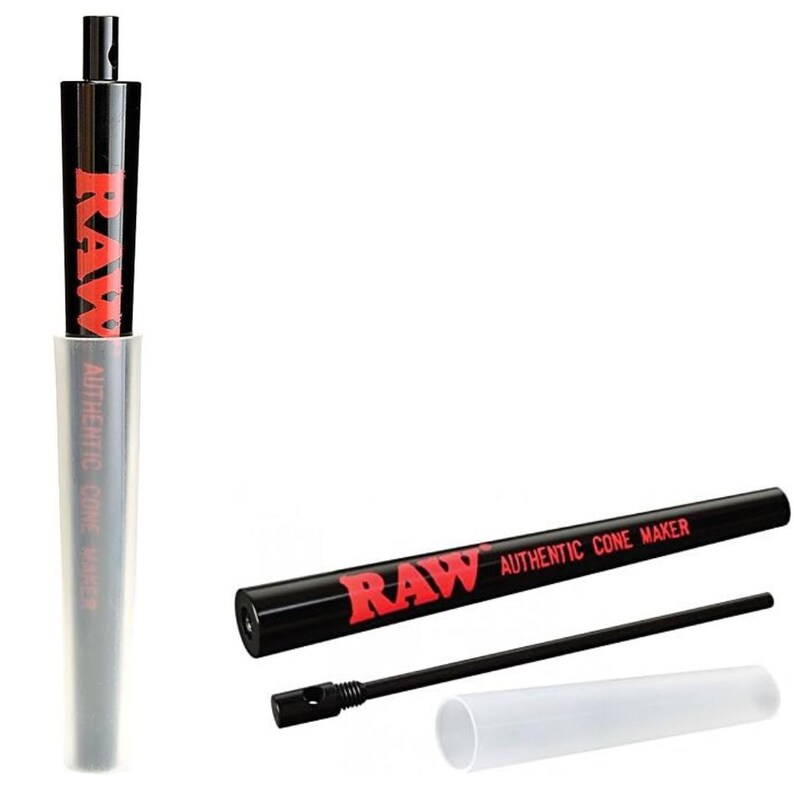 Puede incluir: Cono negro con el logo rojo "RAW" y el texto "AUTHENTIC CONE MAKER". El cono se muestra con sus partes, incluyendo un tubo de pl&aacute;stico transparente y una herramienta de embalaje negra.