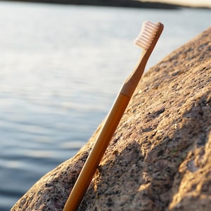 Aluminium Toothbrush Made In Sweden. Sustainable Replaceable Eco Friendly Toothbrush Heads. Lifetime Gurantee On Toothbrush Handle.
