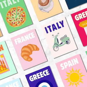 Puede incluir: Un conjunto de postales coloridas con temática de viajes. Cada tarjeta presenta el nombre de un país y una ilustración, como una pizza para Italia, un cruasán para Francia y una moto para Italia.