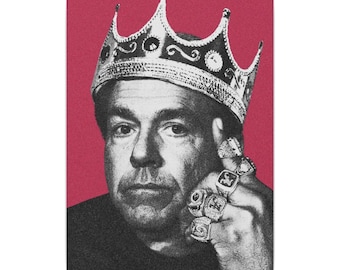Op de afbeelding: Zwart-wit portret van een man met een zilveren kroon en meerdere ringen. De achtergrond is effen rood. De man kijkt de kijker recht aan.