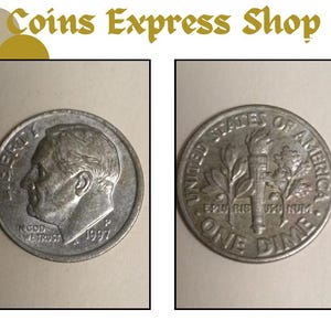 Può includere: Un dime americano del 1997, argentato, con il profilo di Franklin D. Roosevelt sul dritto e una torcia, un ramo d'ulivo e un ramo di quercia sul rovescio. La moneta è incorniciata in nero, con la scritta "Coins Express Shop" in alto. Il diametro è di circa 1,79 cm.
