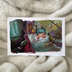 Può includere: Una stampa artistica stravagante con una figura stilizzata con i capelli blu in un bagno. L'opera d'arte utilizza una tavolozza di verdi, rosa e marroni, con un focus sulla figura e l'ambiente circostante. La stampa è su una carta rettangolare bianca.