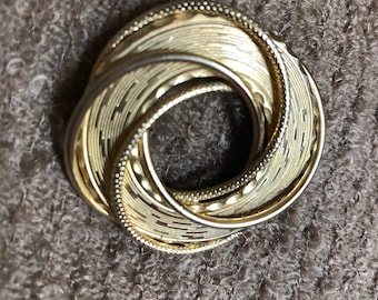 Pretty 1960's Gold-Plated Circle Pin