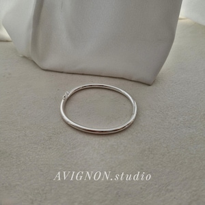 Armband med minimalistiskt gångjärnsspänne. Öppet ovalt armband i sterlingsilver.