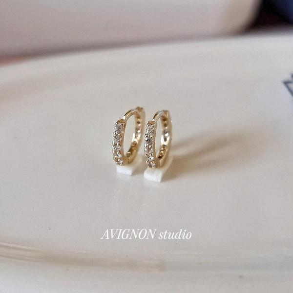 14k 18k solides Gold pflastern Ohrring. Moissanit Ohrring. Diamant Ohrring. Gold pflastern Huggie Ohrring .