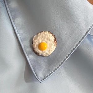Épingle oeuf Sunny Side Up – Mini broche pour petit-déjeuner, épinglette oeuf réaliste, accessoire kawaii mignon, épingle oeuf sur le plat fait main