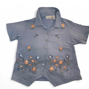Vintage Allyson Whitmore Blouse – Lilac Button-Up Top with Embroidered Flowers – Cottagecore Short Sleeve Shirt – Size Small