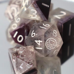 Jeu de dés RPG faits main Duskmire, jeu de dés Dnd à bords tranchants en résine pour D&D, D&D, donjons et dragons, dés polyédriques, empreinte de patte, Éclaireur