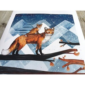以下が含まれることがあります： 雪山を背景に、枝の上にいる2匹の赤いキツネを描いた水彩画。大きなキツネは枝の上に立っており、小さなキツネは大きなキツネの背中に乗っています。背景は青と白の水彩で、白い雪が降っています。