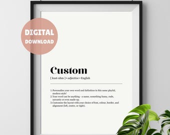 Op de afbeelding: Een ingelijste print met het woord "Custom" in zwart, met de definitie en instructies eronder. Een roze cirkel met "DIGITAL DOWNLOAD" staat linksboven. De print zit in een zwarte lijst.