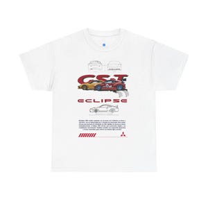 Puede incluir: Camiseta blanca con un diseño gráfico de coches deportivos rojos y amarillos, el texto "CST ECLIPSE" y esquemas de coches. El diseño es en rojo y negro. La camiseta está hecha de un material suave y cómodo.
