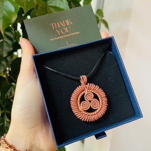 Colgante Triskelion artesanal único de 144, 177 y 528 MHz - Joyería energética de cobre - Anillos tensores