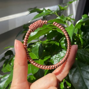 Anello tensore in rame fatto a mano: strumento energetico a doppia frequenza