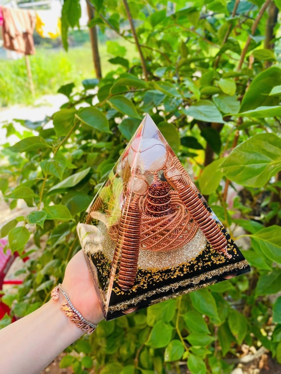Orgonite Energy Pyramid – White Quartz Core | 443 MHz Rodin Coil | 177 MHz Tensor Ring | EMF Protection & Chakra Balance