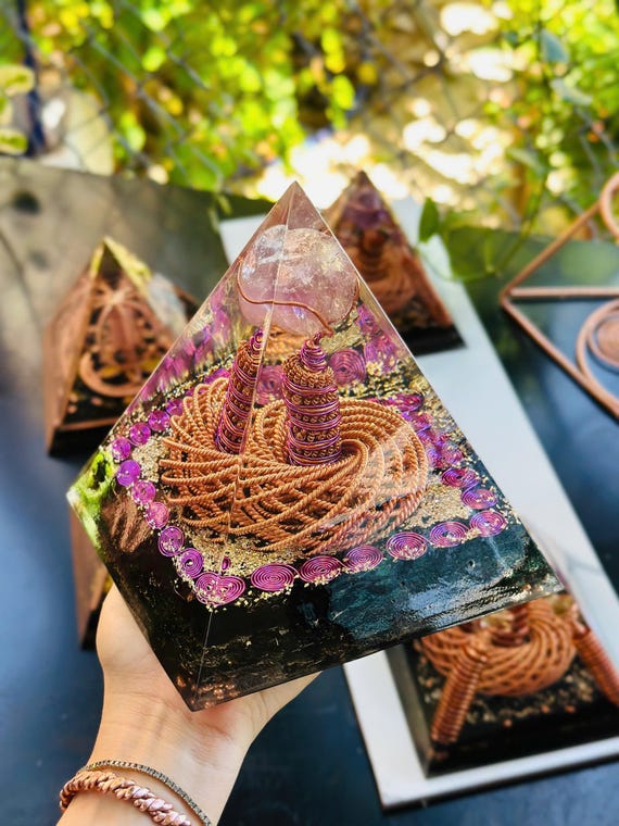 Spiral Energy Orgonite Pyramid – EMF Shielding • Chakra Alignment • 177MHz & 432MHz Copper Coil, Tensor Viet