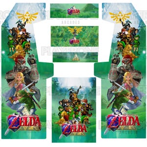 Puede incluir: Un conjunto de calcomanías de vinilo para máquinas arcade con gráficos de The Legend of Zelda. La ilustración muestra varios personajes, incluidos Link, Zelda y Ganondorf, sobre un paisaje verde. El logotipo de The Legend of Zelda está impreso en rojo y azul, con el texto Playerone Arcades visible como marca de agua sobre el diseño.