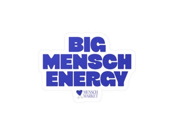Könnte beinhalten: Ein weißer Aufkleber mit dem Schriftzug "BIG MENSCH ENERGY" in fetter blauer Schrift. Darunter befindet sich das Logo "MENSCH MARKET". Der Aufkleber hat einen weißen Rand.
