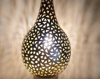 Marokańska lampa ze złotego metalu | Ręcznie rzeźbiona lampa w kształcie łzy | Wystrój boho w stylu marokańskim | Prezent do domu