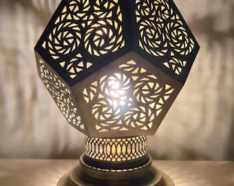 Marokańska geometryczna złota lampa | Ręcznie rzeźbiony diamentowy lampion | Boho marokański wystrój | Prezent do domu