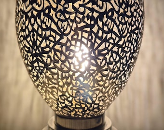 Marokańska lampa stołowa z ażurowego, srebrnego metalu | Ręcznie robione w Fezie | Lampa z abażurem | Arabeska | Prezent na parapetówkę
