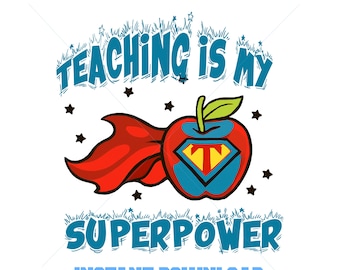 Puede incluir: Gráfico digital con una manzana roja con capa de superhéroe y emblema. El texto "TEACHING IS MY SUPERPOWER" es azul, con "PNG", "DIGITAL FILE", "INSTANT DOWNLOAD" y "COMMERCIAL USE".
