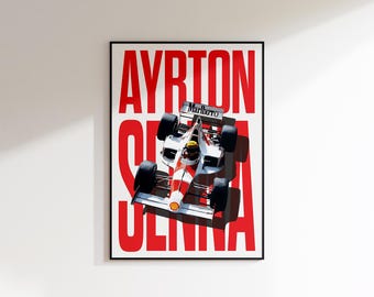 Op de afbeelding: Een ingelijste poster met een Formule 1-raceauto met de tekst "AYRTON SENNA" in grote rode letters. De auto is wit met rode accenten en het Marlboro-logo.