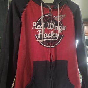 Sudadera con capucha y cremallera vintage de los Detroit Red Wings / Sudadera de hockey NHL desgastada / Chaqueta tipo jersey roja y negra / Ropa para aficionados de Detroit / Ropa urbana Y2K