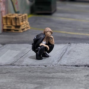 Miniatura femenina urbana a escala 1/64 / Pose en cuclillas Mujer con aspecto de pandilla o motociclista para constructores de escenas de dioramas a escala 1:64