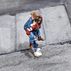 Figura en miniatura a piggyback de mejores amigos a escala 1:64 / Mejor amigo juguetón / Mejor amigo / Figura urbana divertida a escala 1:64 para dioramas y exhibiciones de coleccionistas