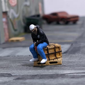 1/64 Scale Miniature Black Male Figure: Diorama Street Scene