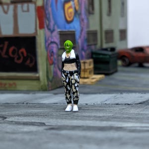 Miniatura de mujer enmascarada a escala 1/64 con pantalones deportivos y top corto / Traje urbano de moda para mujer a escala 1:64 para dioramas callejeros o escenas de maquetas
