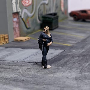1/64 Scale Pregnant Woman Figure: Diorama Model Scene