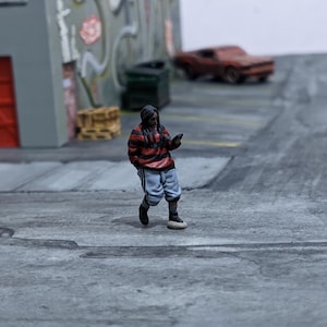 Mujer con cabello trenzado a escala 1/64 / Mujer negra de estilo holgado / Mujer negra elegante en miniatura para terrarios, dioramas, exhibiciones y coleccionistas. Escala 1:64